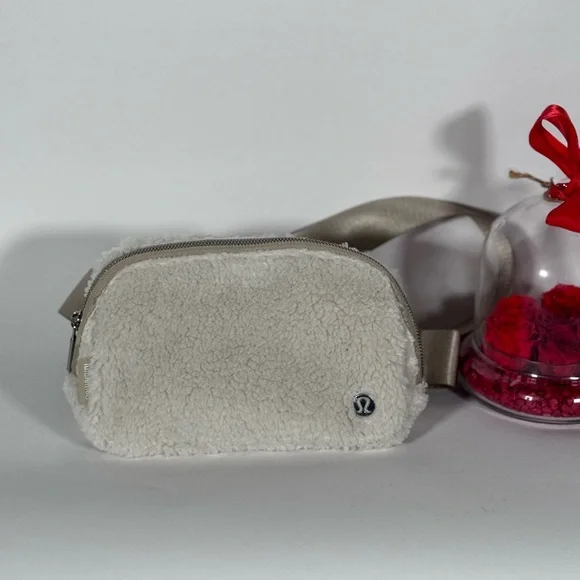 NWOT Lululemon Everywhere Fleece Belt Bag Light Ivory - Picture 4 of 8